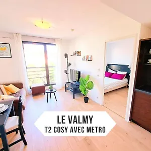 Le Valmy: Lumineux Au Pied Du Metro , Lyon France
